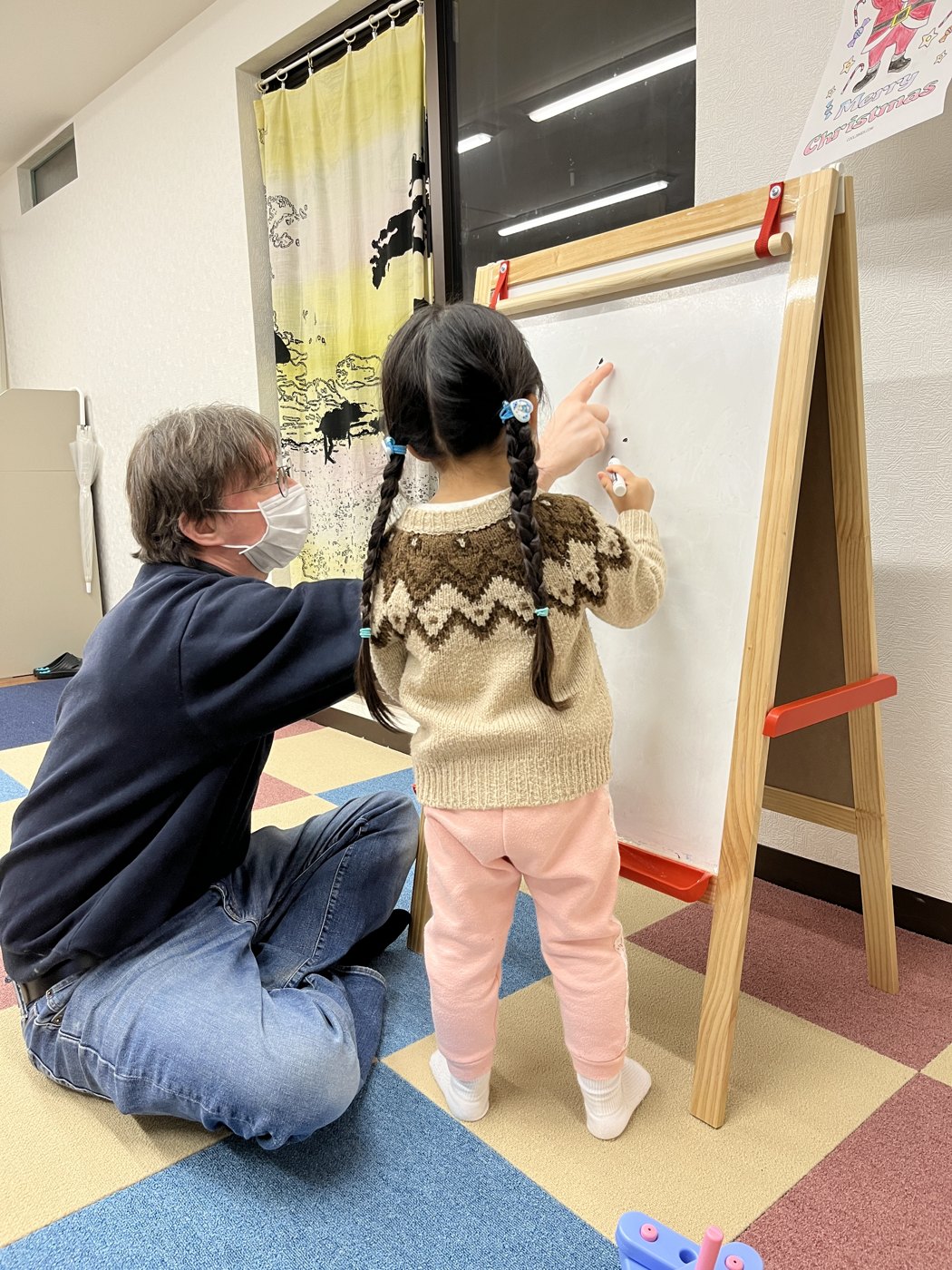 Centauriの教室で先生と活動を楽しむ子ども