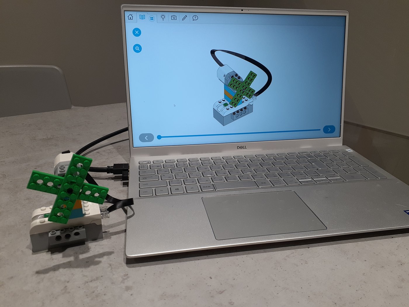 Centauriで使用するプログラミング教材とブロックのロボット